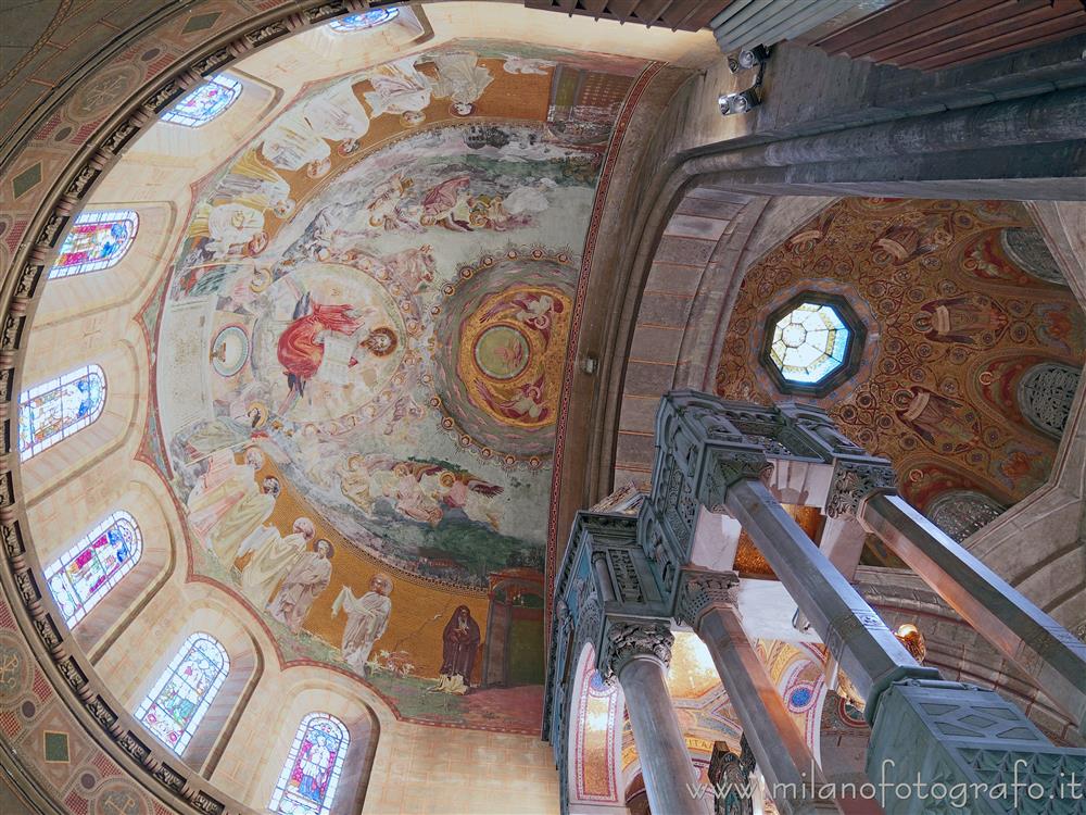 Milano - Guardando in alto da dietro l'altare maggiore della Basilica del Corpus Domini
